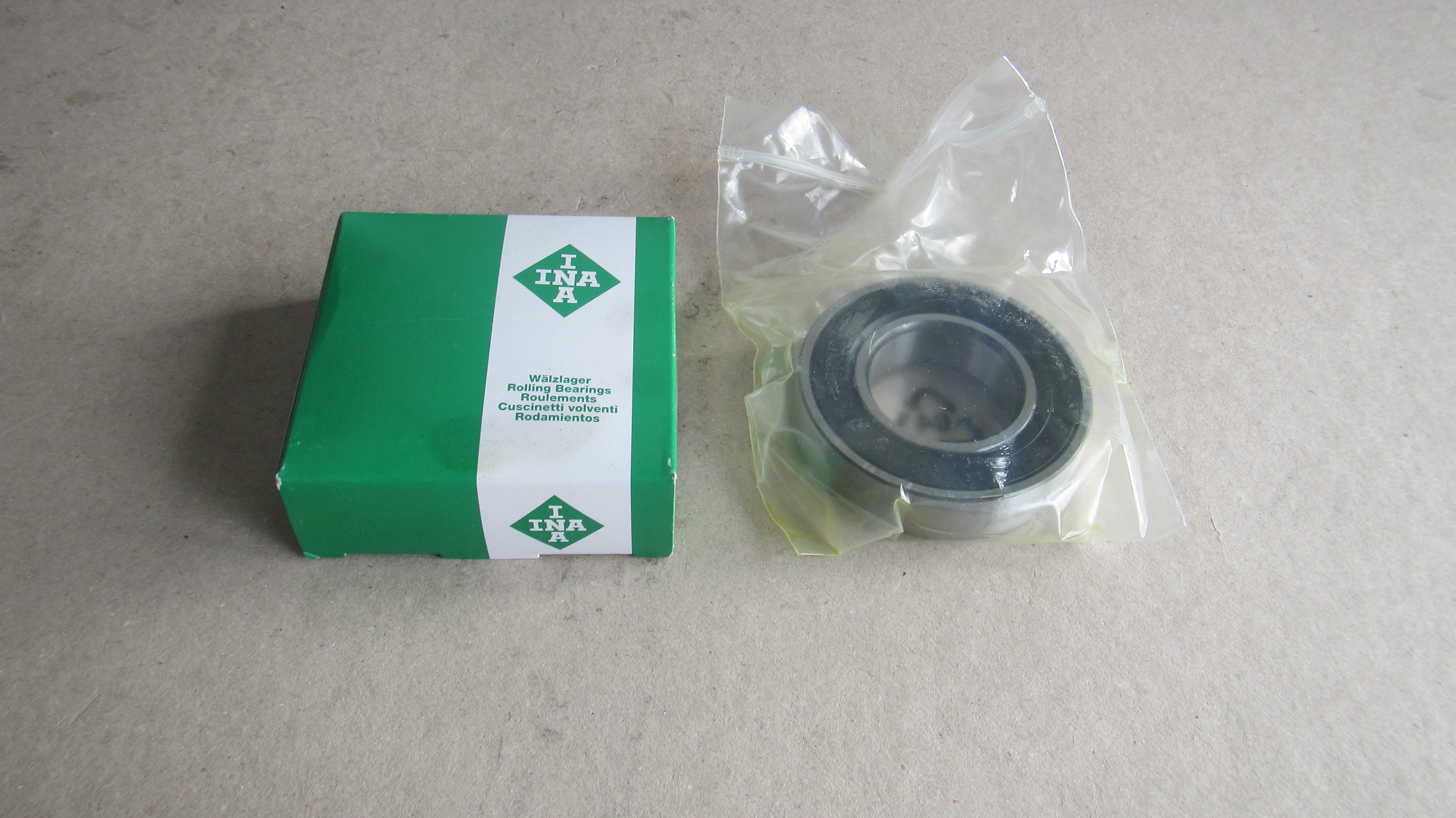 UD208-XL-NPP-B INA Лагер сачмен със сферична външна гривна 40-80-18 mm, AZ23315