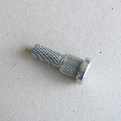 Болт джанта М18 L-68 mm John Deere 7330605301